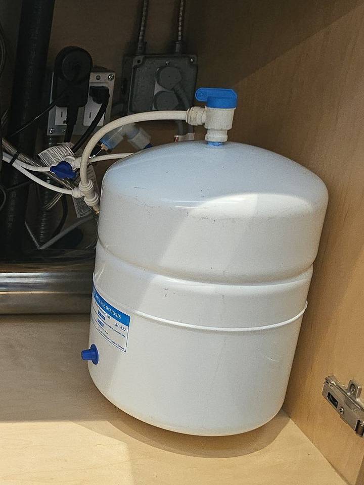 Under-sink reverse osmosis with storage tank